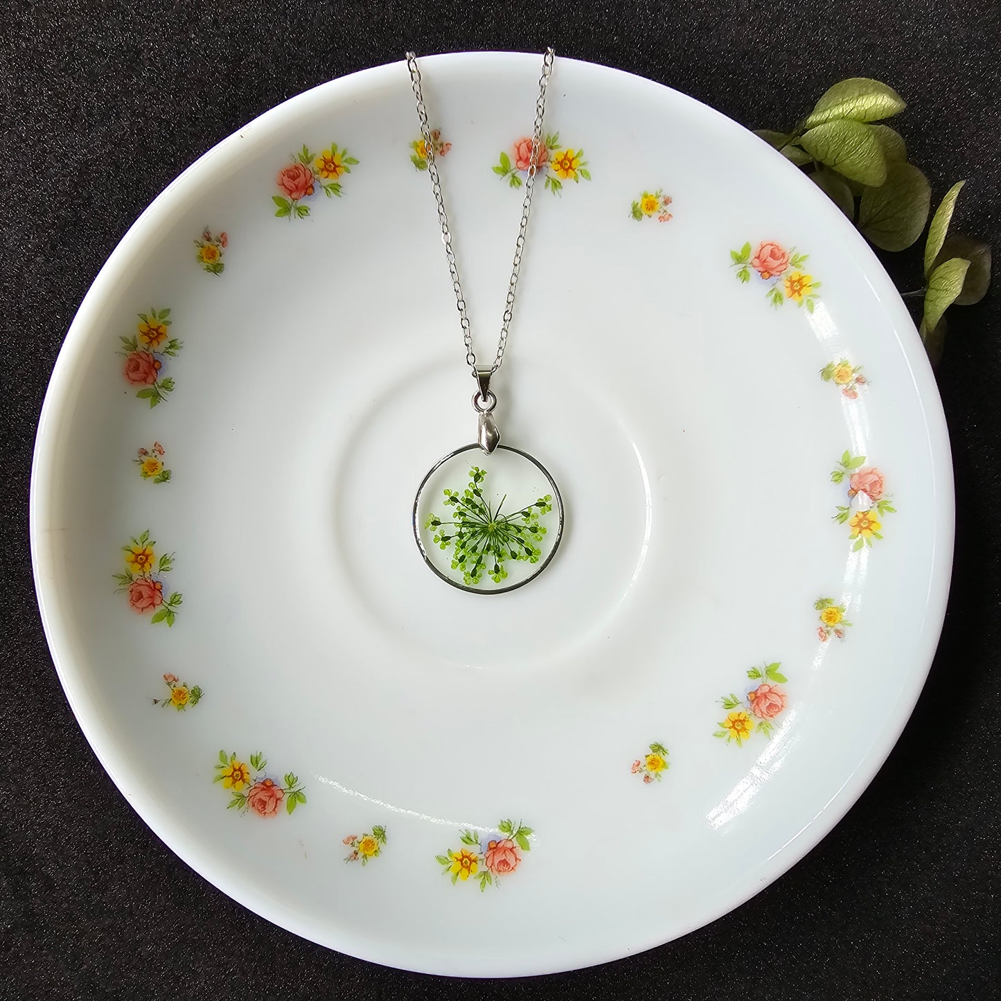 Queen Anne's Lace Pendant - Green Floral Elegance