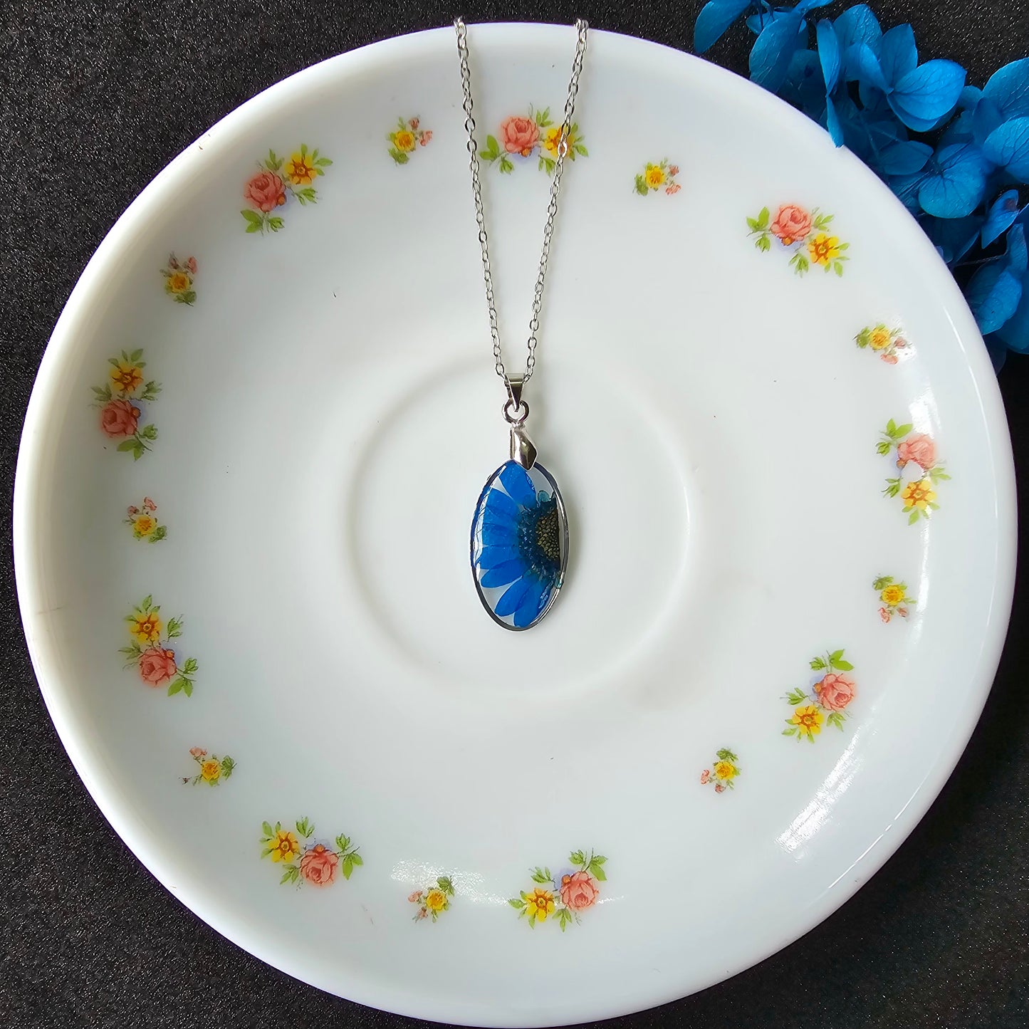 Blue Daisy Oval Pendant - Timeless Floral Elegance