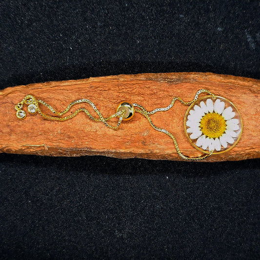 Elegant White Daisy Flower Bracelet in Gold