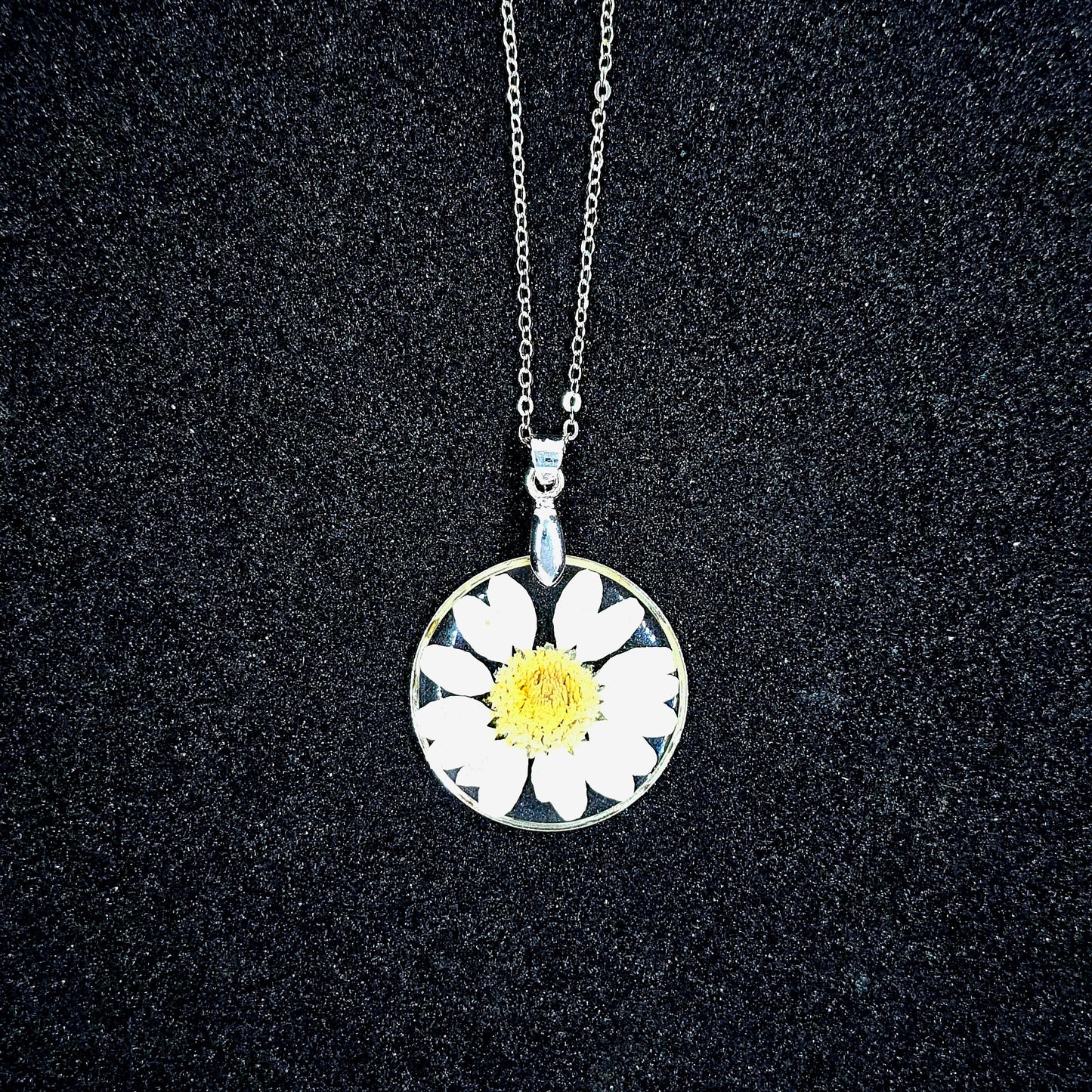 Graceful Daisy Flower Necklace