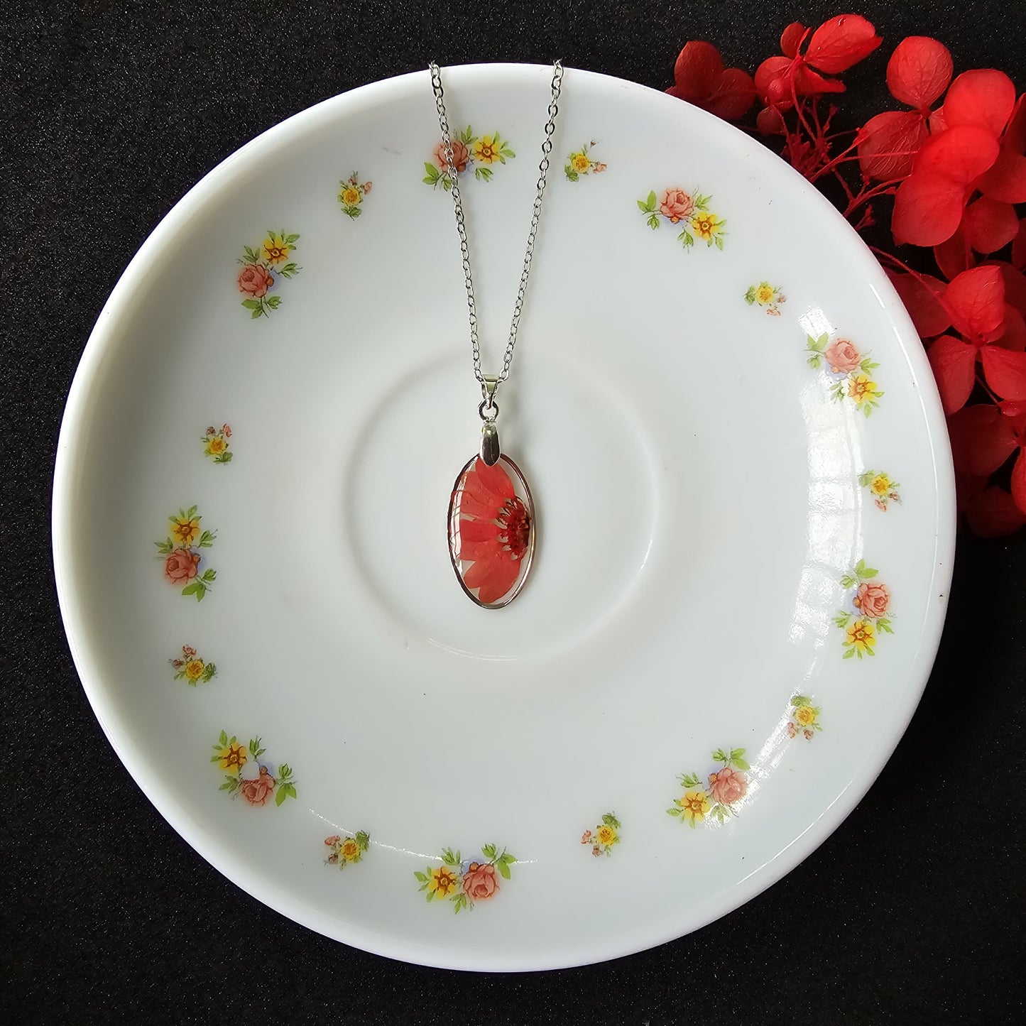 Red Daisy Resin Pendant – Oval Elegance